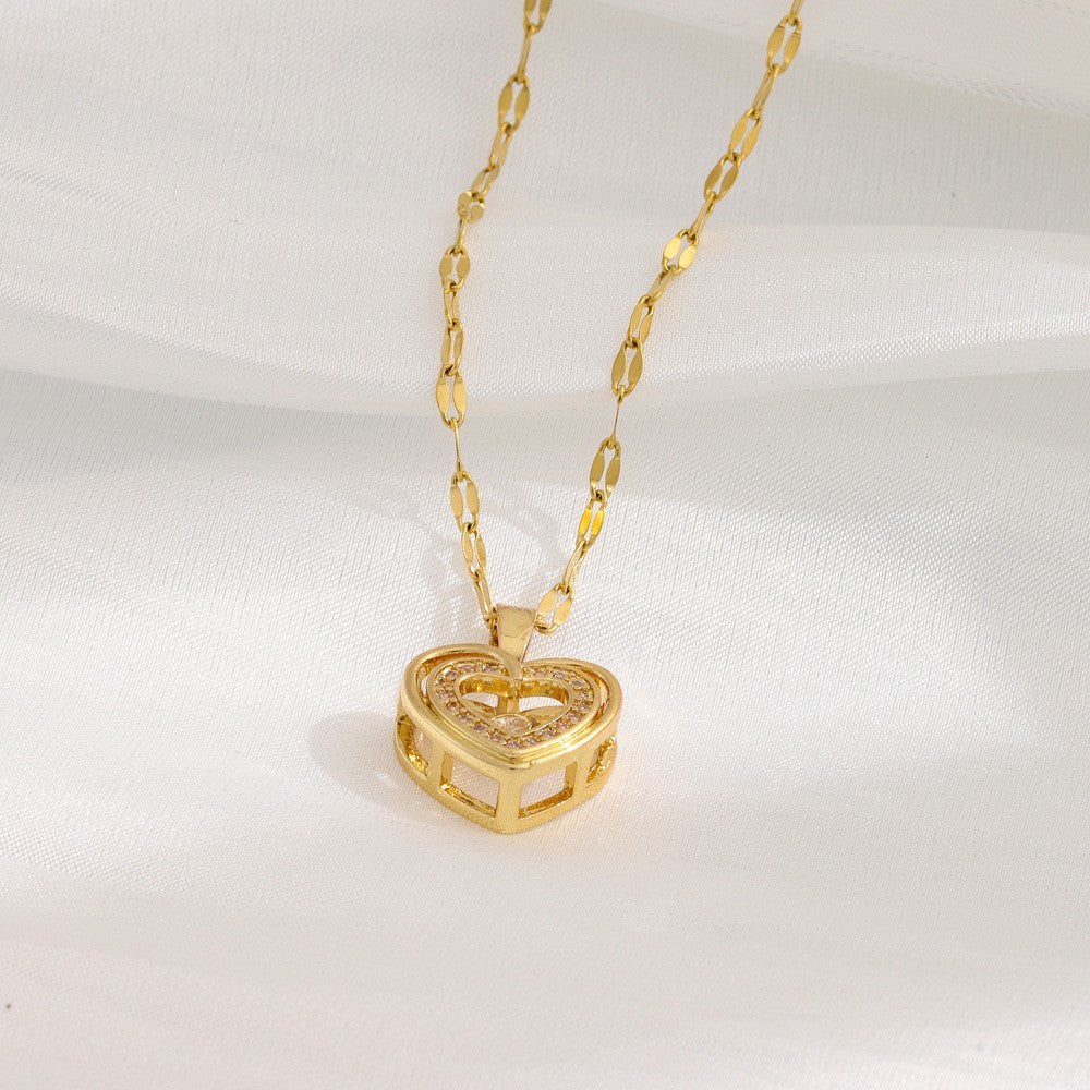 Pendentif cœur doré à double contour sur satin blanc
