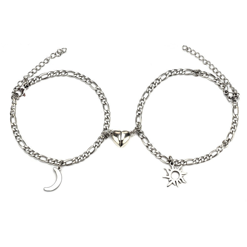 Duo de bracelets acier soleil et lune, cœurs aimantés réunis, sur fond blanc