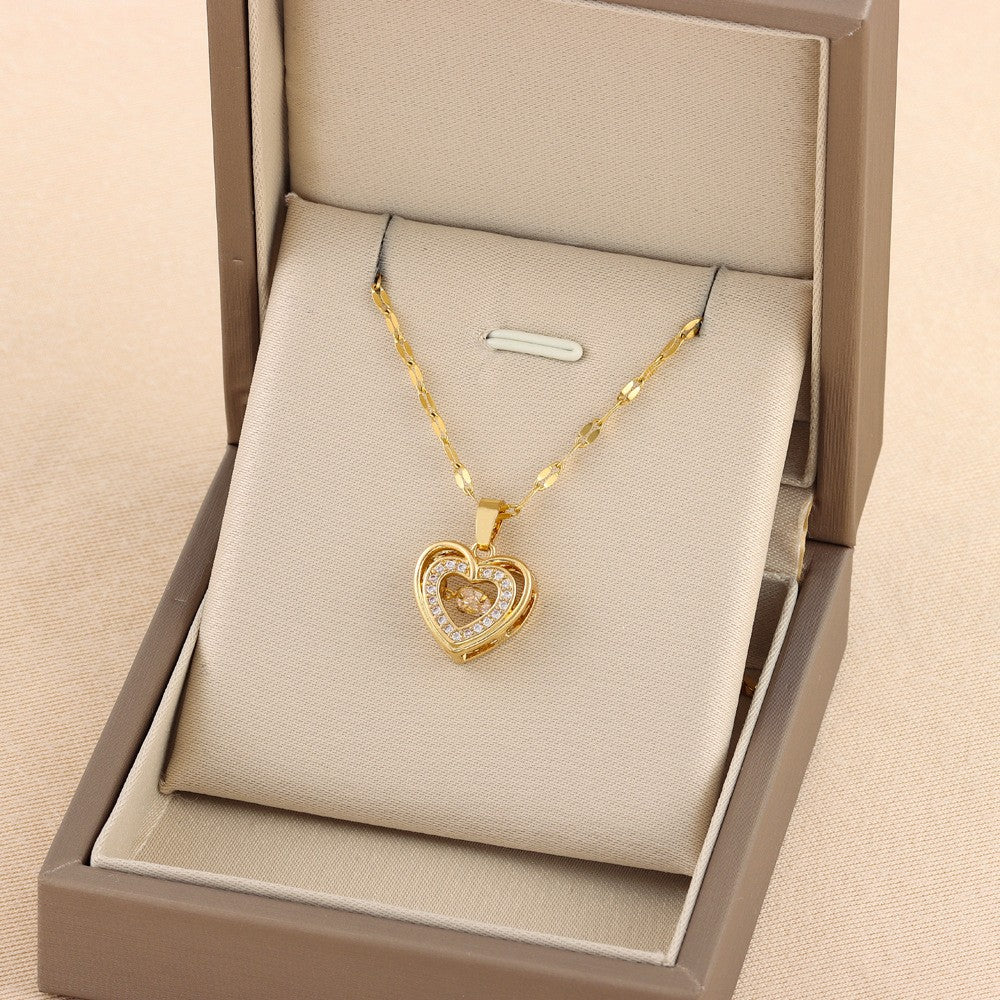 Collier cœur doré présenté dans un écrin ouvert