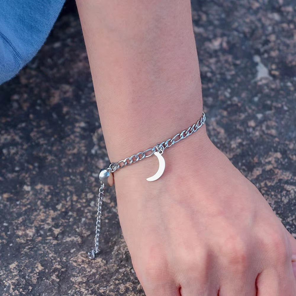 Bracelet lune en acier porté au poignet