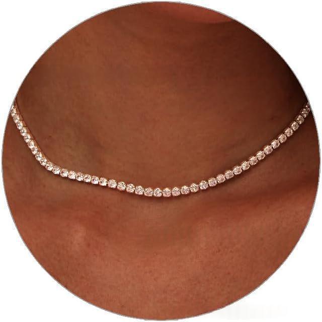 Collier tennis zircons en gros plan sur la peau, vue rapprochée