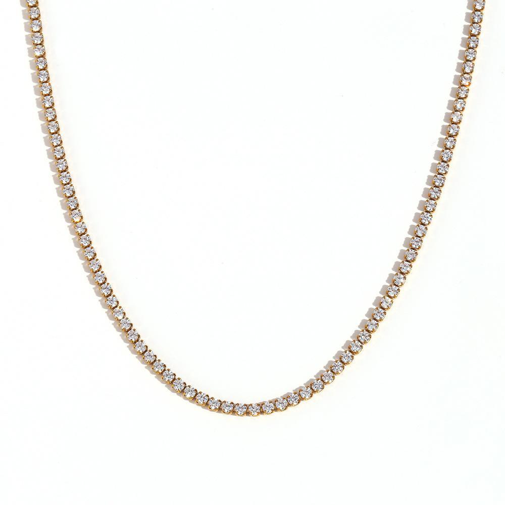 Collier tennis zircons doré sur fond blanc, vue de face