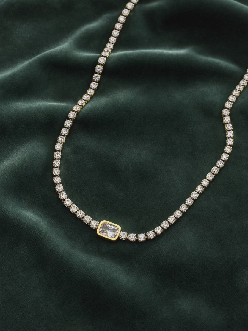 Goldfarbenes Tennis-Collier mit farbigen Steinen